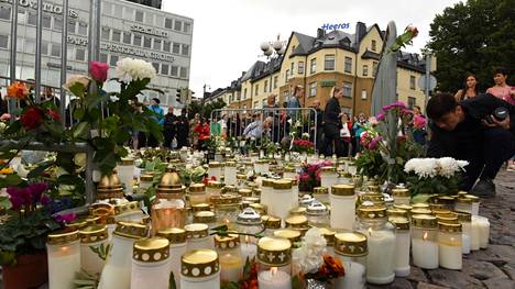 Turun kauppatorille on syntynyt kynttilämeri, kun paikalle on tuotu satoja kynttilöitä ja kukkia puukkoiskun uhrien muistoksi.