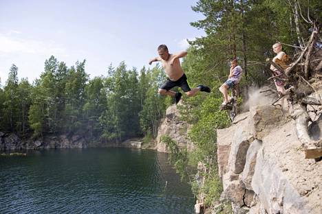Leo Hyytiäinen on hypännyt kalliolta veteen satoja kertoja. Hyppypaikassa veden syvyys on noin viisi metriä. 