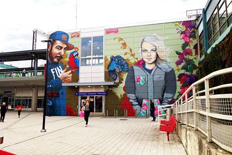 Salla Ikosen ja Mr. Dheon maalaama muraali peittää kokonaisen ulkoseinän Myyrmäen asemalla.