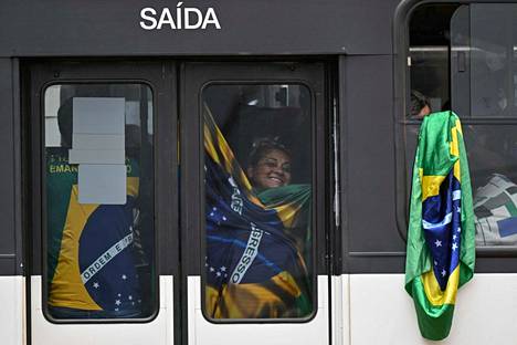 Jair Bolsonaron kannattajia kuljetettiin maanantaina busseilla liittovaltion poliisin päämajaan epäiltynä osuudesta vandalismiin pääkaupunki Brasílian hallintokeskuksessa sunnuntaina.