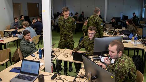 Sotilaita Viron Tallinnassa järjestetyssä Naton Cyber Coalition -harjoituksessa. 