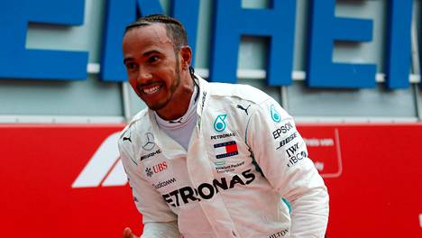 Lewis Hamilton sysäsi Mika Salon hornankattilaan – tuomariston paineet olivat Saksassa poikkeavat