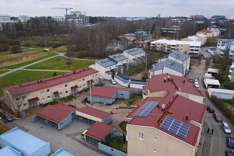 Haapalahdenkatu 11 Helsingin Huopalahdessa tuottaa osan käyttösähköstään talon katolle asennettujen aurinkopaneeleiden avulla.