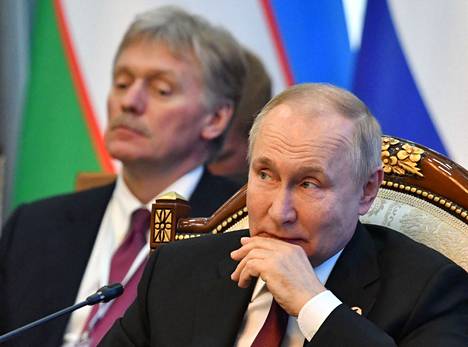Venäjän presidentti Vladimir Putin (oik.) ja Kremlin tiedottaja Dmitri Peskov osallistuivat tapaamiseen Biškekissä 9. joulukuuta.