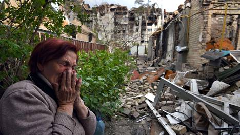 80-vuotias Nadia Jakivna kauhisteli tuhoja kotinsa raunioilla Irpinissä toukokuun alussa. 