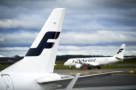 Ryanair vaati kumoamaan komission päätöksen, jonka mukaan Suomi sai myöntää tukea lentoyhtiö Finnairille. Kuvassa Finnairin matkustajakoneita Helsinki-Vantaan lentokentällä syyskuussa 2021.