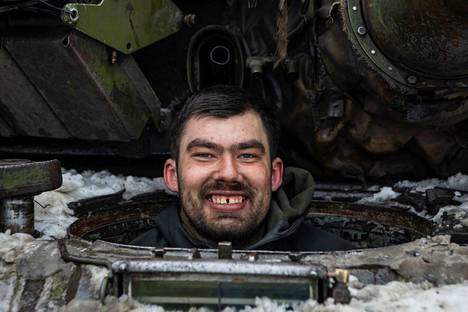 Ukrainalaissotilas kurkisti panssarivaunun luukusta Bahmutissa tiistaina.