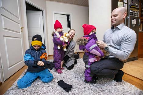 Väänäset muuttivat Mikkelistä Kuopion Saaristokaupunkiin. Ulkovaatteita pukemassa lapset Max, 7, Aida, 4, ja Aurora, 2. Vanhemmat Anne ja Jari Väänänen auttavat.
