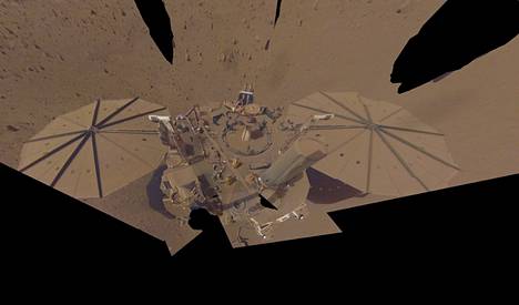 Laskeutuja Insight on vielä melkoisen puhdas omakuvassa, joka otettiin pian laskeutumisen jälkeen (ylempi kuva). Viimeisen omakuvan Insight otti 24. huhtikuuta 2022. Silloin Insightin pinnalle oli kertynyt kunnolla pölyä 1  211 Marsin päivän ajan (alempi kuva). 
