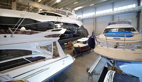 A total of 13 boats are in storage in the Kotka Yacht Store hall in Kotka, which are banned or seized during forced investigations.