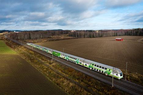 IC-juna Riihimäen pohjoispuolella. Joskus tulevaisuudessa tässä kohtaa päärataa voi olla neljät kiskoparit kahden sijaan. 