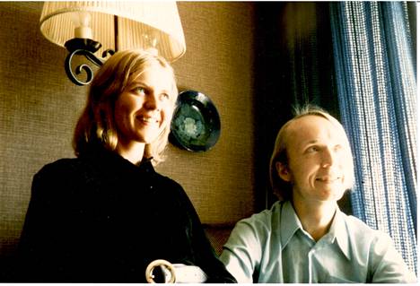 Eila Tahvonen (sittemmin Tarasti) ja Eero Tarasti 1970-luvun alussa, jolloin molemmat kävivät Timo Mikkilän pianotunneilla Sibelius-Akatemiassa.
