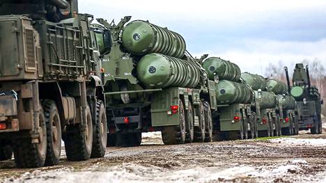 Venäjän asevoimien S-400-ohjusjärjestelmiä oli keskiviikkona matkalla yhteisharjoitukseen Valko-Venäjälle. Myös sotaharjoituksia voidaan käyttää todellisen hyökkäysaikeen naamiointiin.