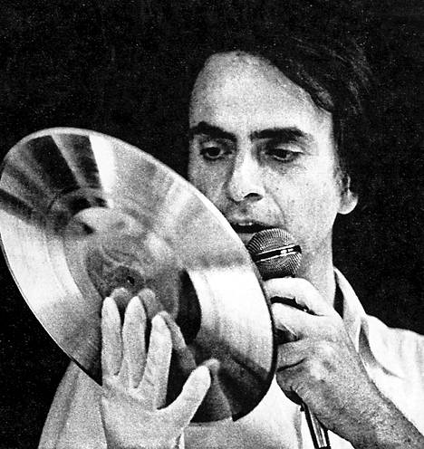 Tähtitieteilijä Carl Sagan vuonna 1977.