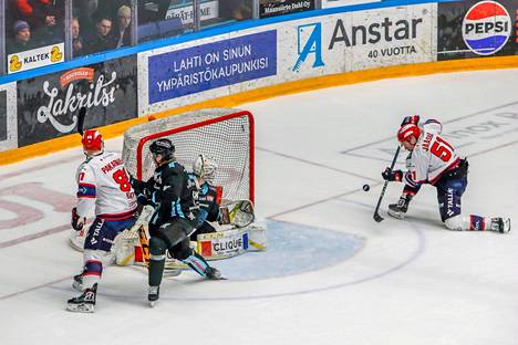 Juha Jääskä was able to score the opening goal from a brilliant serve.