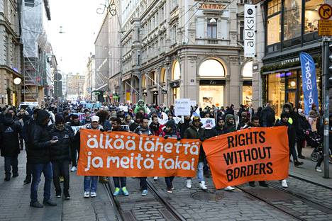 Irakilaiset turvapaikanhakijat osoittivat mieltään Aleksanterinkadulla Helsingissä joulukuun alussa.