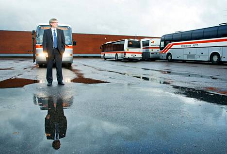 Koiviston auton hallituksen puheenjohtaja Antti Norrlin yhtiön bussivarikolla Lahdessa.