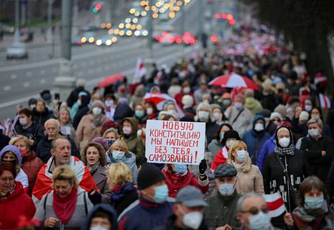 Mielenosoittajat vaativat Aljaksandr Lukašenkan eroa marraskuussa 2020 Minskissä.