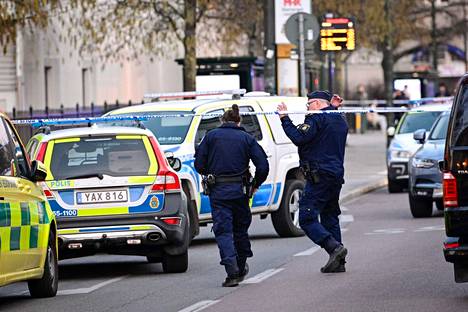Poliisi tapahtumapaikalla Malmössä maanantaina.