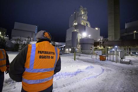 Lakkovahti UPM:n Kaukaan tehtaalla Lappeenrannassa ensimmäisenä lakkoaamuna 1. tammikuuta. 