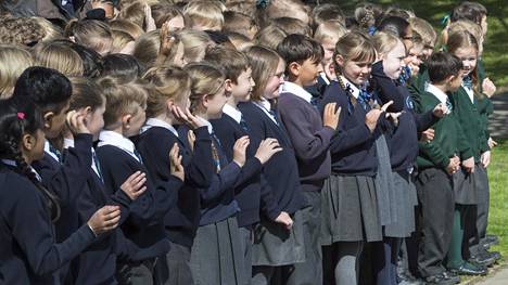 Nyt.fi | Brittiläinen 12-vuotias oppilas lähetettiin toistuvasti kotiin koulusta ”liian pitkän hameen” takia – koulujen pukukoodit syrjivät erityisesti ei-valkoisia ja sateenkaarinuoria