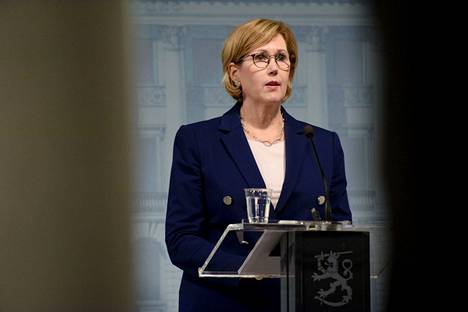Työministeri Tuula Haatainen (sd) kertoi uusista työllisyystoimista tiedotustilaisuudessa perjantaina.