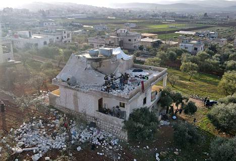 Talo, johon Yhdysvaltain erikoisjoukot hyökkäsivät torstaina Atmen kaupungissa Luoteis-Syyriassa.