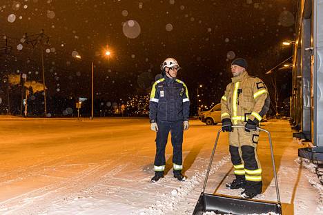 SSAB:n Raahen-tehtaan johtaja Jarkko Matkala ei vielä halunnut arvioida lakon taloudellisia vaikutuksia maanantaina, jolloin hän kohtasi tehtaan portin lähellä lumitöitä tehneen vuoropäällikkö Kimmo Jussinniemen Avarn Securitystä.