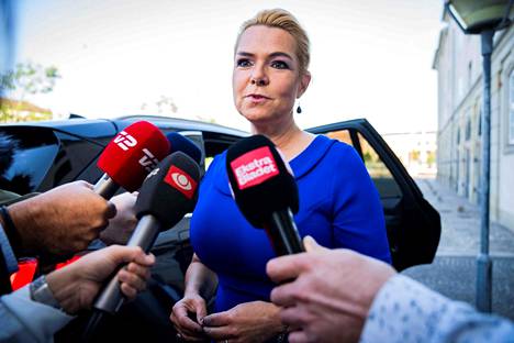 Tanskan entinen maahanmuuttoministeri Inger Støjberg puhui toimittajille saapuessaan oikeudenkäyntiin Kööpenhaminassa 2. syyskuuta.
