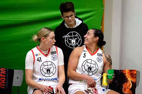 Sarah Toeaina (numero 5) keskusteli joukkueenjohtaja Terhi Vikstrmin (keskellä) ja Kaisa Kuisman (vas.) kanssa lokakuussa, kun Kouvottaret kohtasi HBA-Märskyn. 