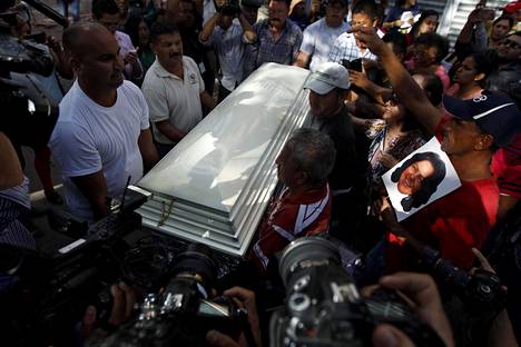 Ystävät ja kannattajat kantoivat Berta Cáceresin arkkua maaliskuussa Tegucigalpassa.