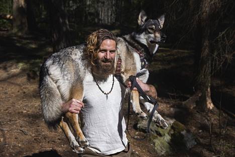 David Lopez ja hänen koiransa Nala kuvattiin maanantaina Kaupin metsässä Tampereella.