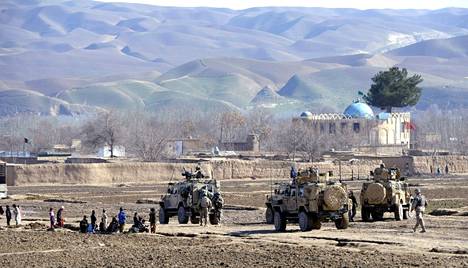 Suomalaisia ja ruotsalaisia ISAF:n rauhanturvaajia vartiossa Sholgaran kylässä Balkin maakunnassa Afganistanissa 2. helmikuuta 2013.