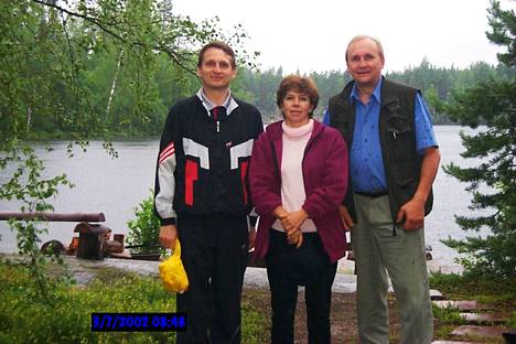 Tatjana Naryškina, Sergei Naryškin ja Markku Kakriainen mökkimaisemissa heinäkuussa 2002.