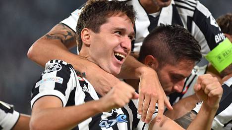 Jalkapallo | Juventus jaksoi puolustaa ja kytätä, kunnes Federico Chiesa paukautti upean voittomaalin jalkapallojättiläisten kohtaamisessa