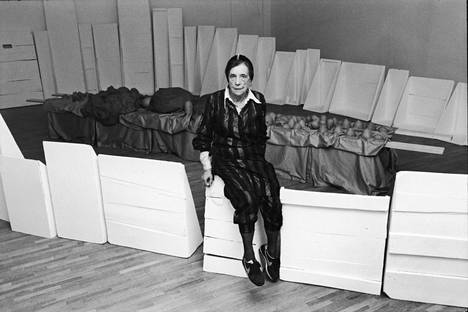 Taiteilija Louise Bourgeois kuvattuna vuonna 1983 Museum of Modern Artissa, New Yorkissa.