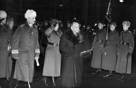 Talvisota koetteli Kyösti Kallion terveyttä. Joulukuussa 1940, pian kuvan ottamisen jälkeen, hän kuoli sydänkohtaukseen Helsingin rautatieasemalla. Saattamassa marsalkka Mannerheim (vas. ) ja eversti Aladar Paasonen.