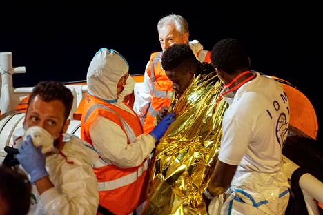 Sea Watch 3 on pelastanut Välimerellä hätään joutuneita pakolaisia. Sen toimintaa rahoittavan järjestön mukaan kuva on otettu tällä viikolla Lampedusan edustalla.