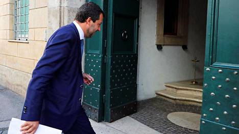 Oikeudenkäynnit | Italian entisen sisäministerin syytesuoja kumottiin taas – Matteo Salvinia uhkaa siirtolaiskiistoista jopa 15 vuoden vankeus