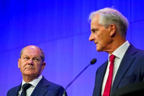 Saksan liittokansleri Olaf Scholz (vasemmalla) korosti maanantaina, että on ollut tärkeää, että EU on kyennyt päättämään Venäjään kohdistuvista pakotteista