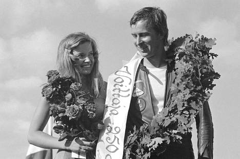 Soili Saarinen (nyk. Karme) ja Jarno Saarinen palkintopallilla Imatranajoissa 30. heinäkuuta 1972.