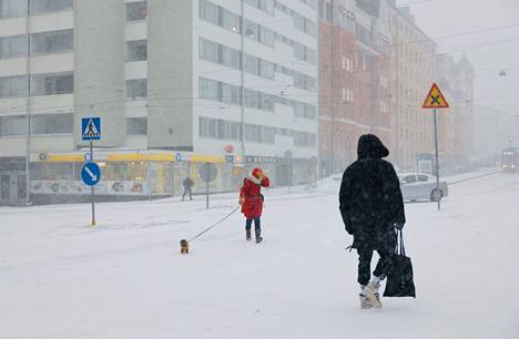 Pääkaupunkiseudulle tulee rankasti lunta. Puoleenyöhön mennessä lunta kertyy noin 15 senttiä. Kuva Helsingin Kalliosta kello kolmen jälkeen.