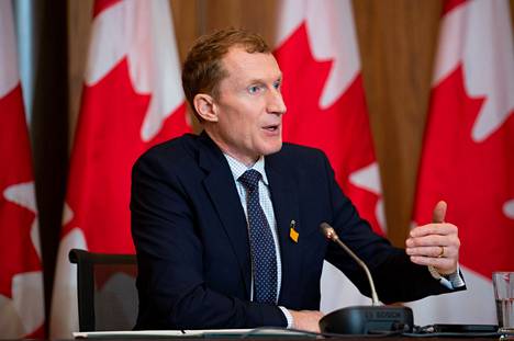Alkuperäiskansojen ja hallituksen suhteista vastaava ministeri Marc Miller tiedotustilaisuudessa Ottawassa keskiviikkona.