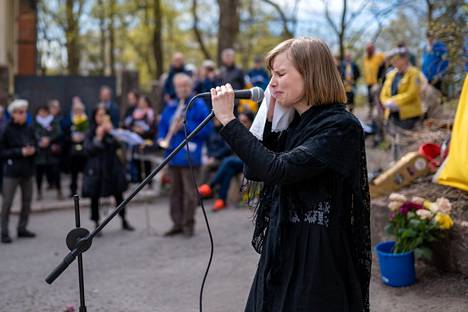 Muusikko Emmi Kuittinen johti itkulaulua Turussa Venäjän pääkonsulaatin luona järjestetyssä kansalaistapahtumassa maanantaina.