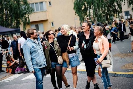 Tommi Hatinen, Netta Norres, Heli Lehtimäki, Pinja Salmijärvi ja Marianne Eliasson nauttivat Kallio Block Partysta lauantaina.