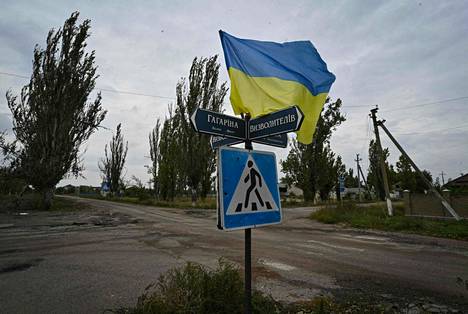 Ukrainan lippu oli kiinnitetty katukylttiin vapautetussa Vysokopillyan taajamassa Hersonin alueella 27. syyskuuta.