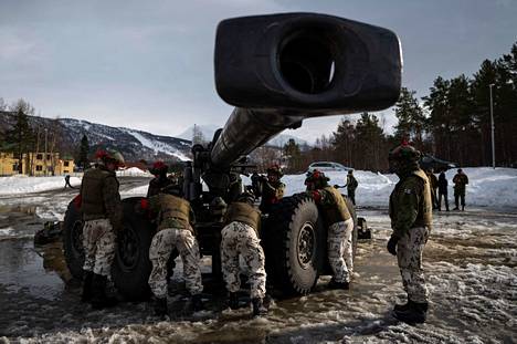 Suomalaisia sotilaita 155-millisen kanuunan äärellä Nato-johtoisessa Cold Response -harjoituksessa maaliskuussa Pohjois-Norjassa.
