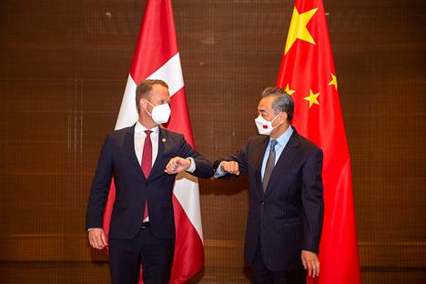 Tanskan ulkoministeri Jeppe Kofod (vas.) tapasi Kiinan ulkoministerin Wang Yin marraskuussa 2021. Kofod kertoi perjantaina Tanskan osallistuvan diplomaattiseen olympiaboikottiin.