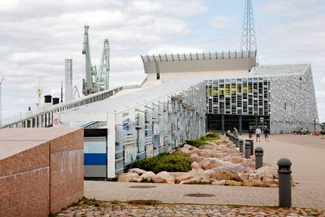 Kotkan merikeskus Vellamon katto- ja seinärakenteet ovat vuotaneet sateella kaltevan kävelysillan kohdalta lähestulkoon siitä asti, kun rakennus valmistui vuonna 2008.