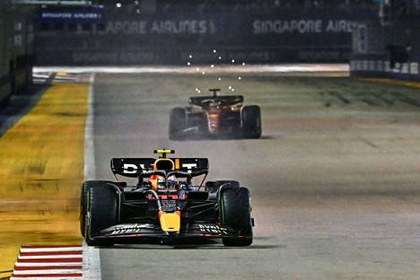 Sergio Perez ajoi voittoon Singaporessa.